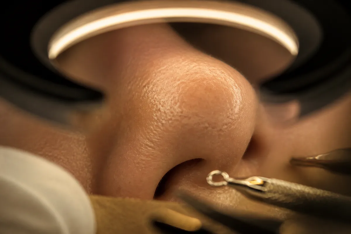 Observation rapprochée de la peau du nez sous lampe loupe avant nettoyage